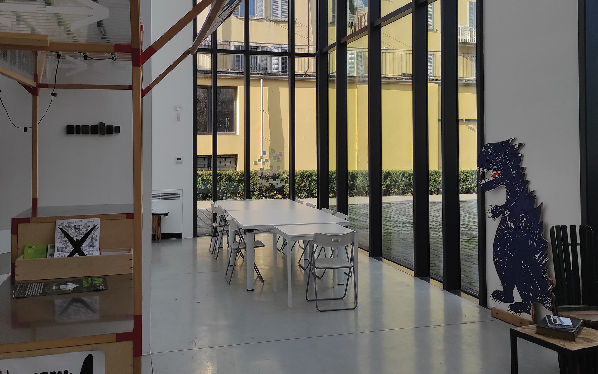 Hall di ingresso. La hall di ingresso a piano terra è uno spazio flessibile per ospitare coworking, incontri pubblici, seminari, mostre…