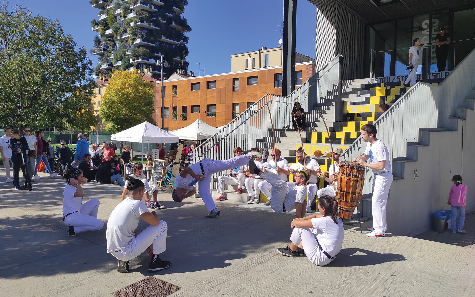 Roda di capoeira sola scalinata fronte parco