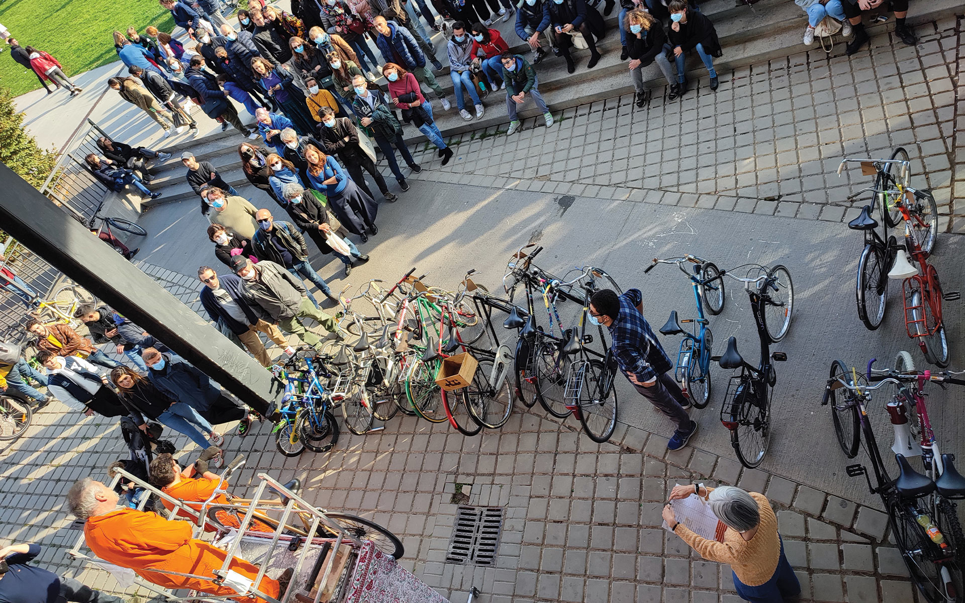 Asta di biciclette rigenerate nel sottotettoia fronte parco