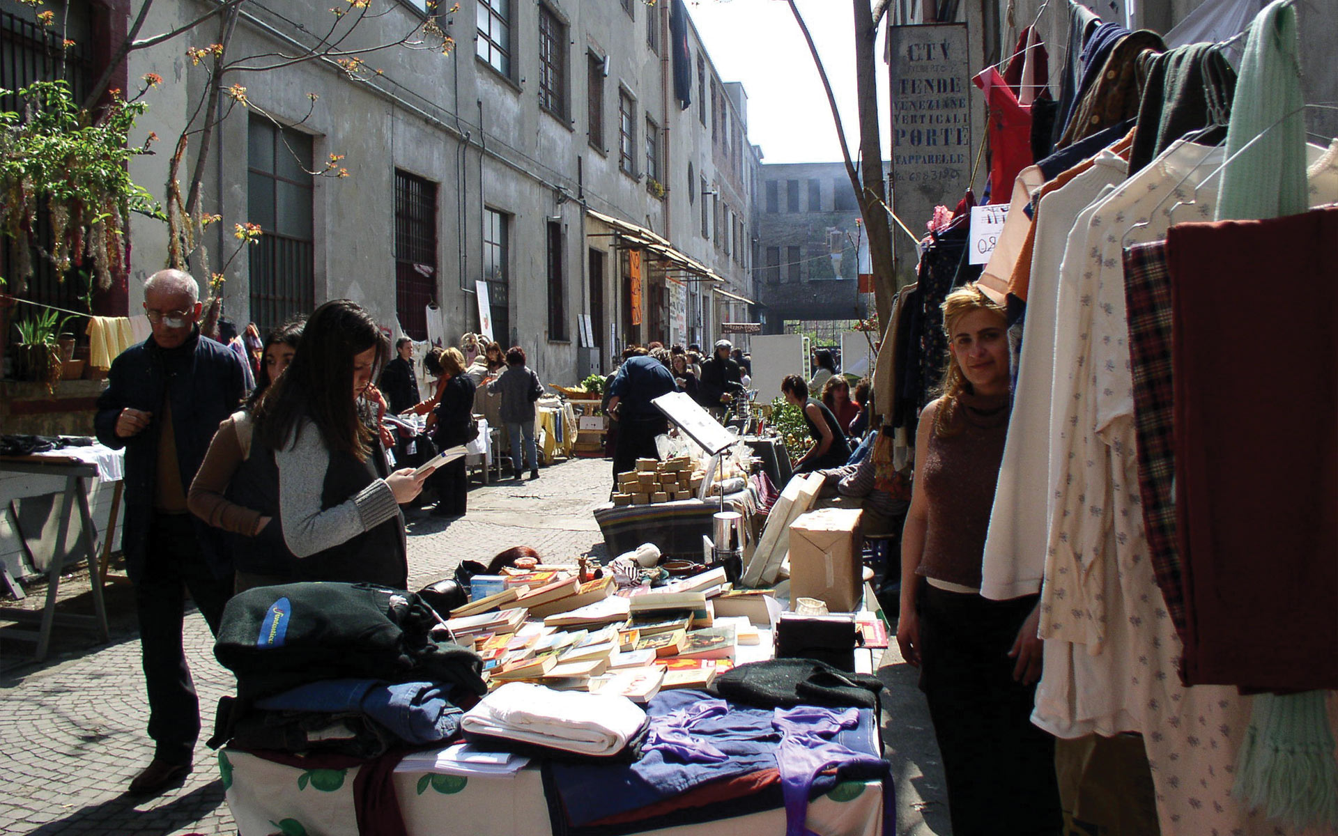 2001-2007 Stecca degli Artigiani, Cortile con mercatino Bazar mensile