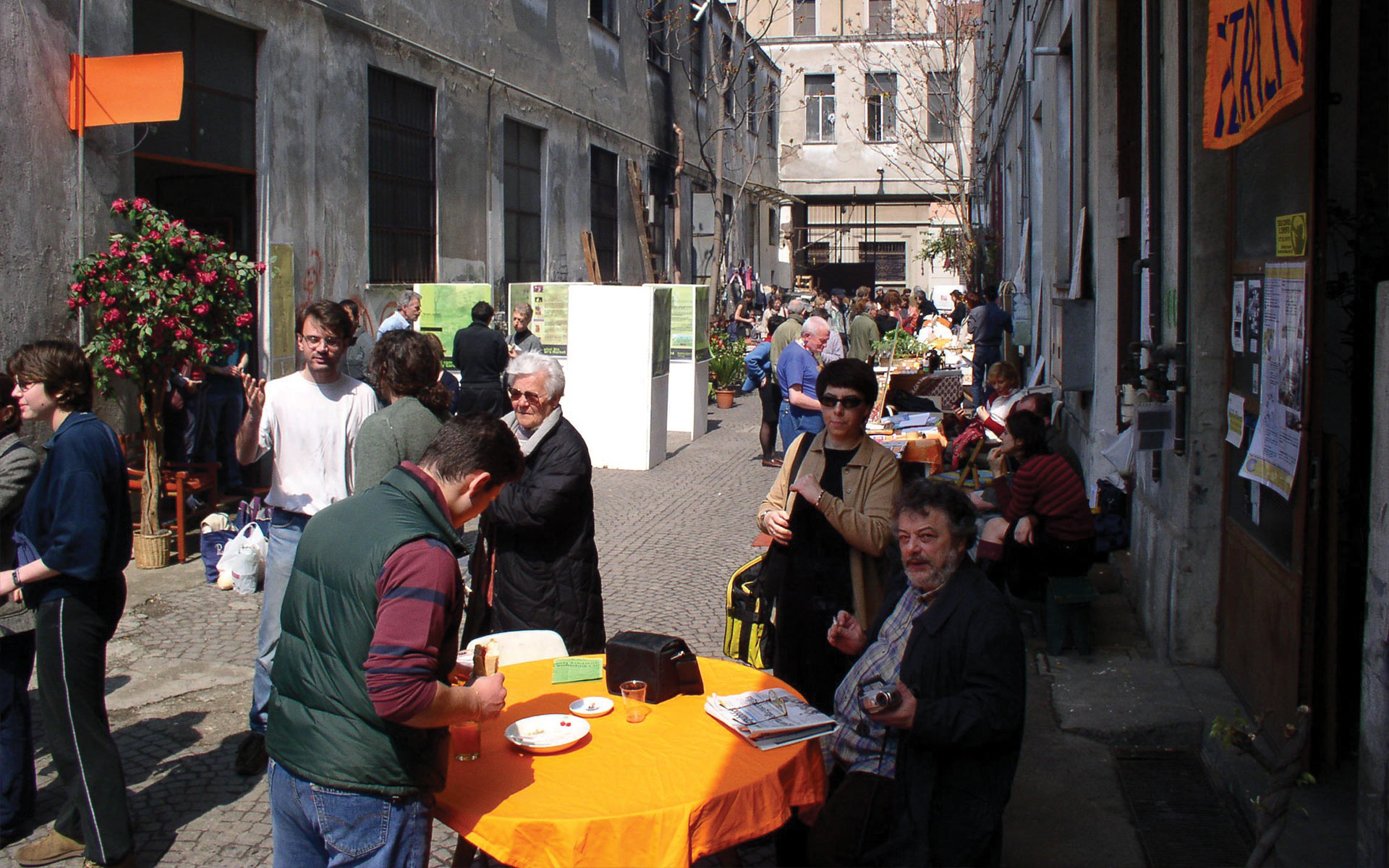 2001-2007 Stecca degli Artigiani, Cortile con infopoint Cantieri Isola e giornata evento mensile