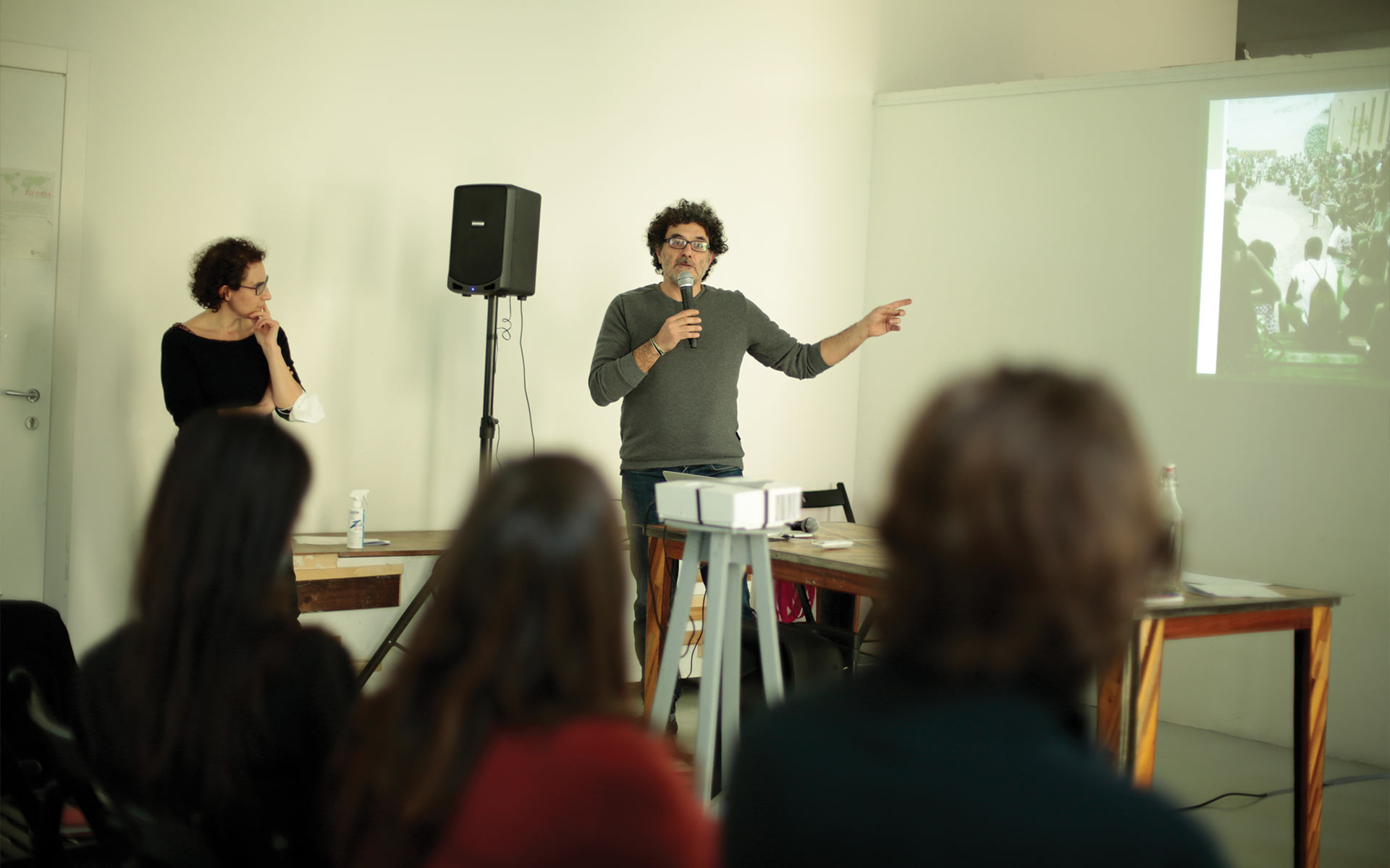 Professionisti, gestori di spazi ibridi, esperti partecipanti al Workshop Città Aperte e Spazi Ibridi socioculturali