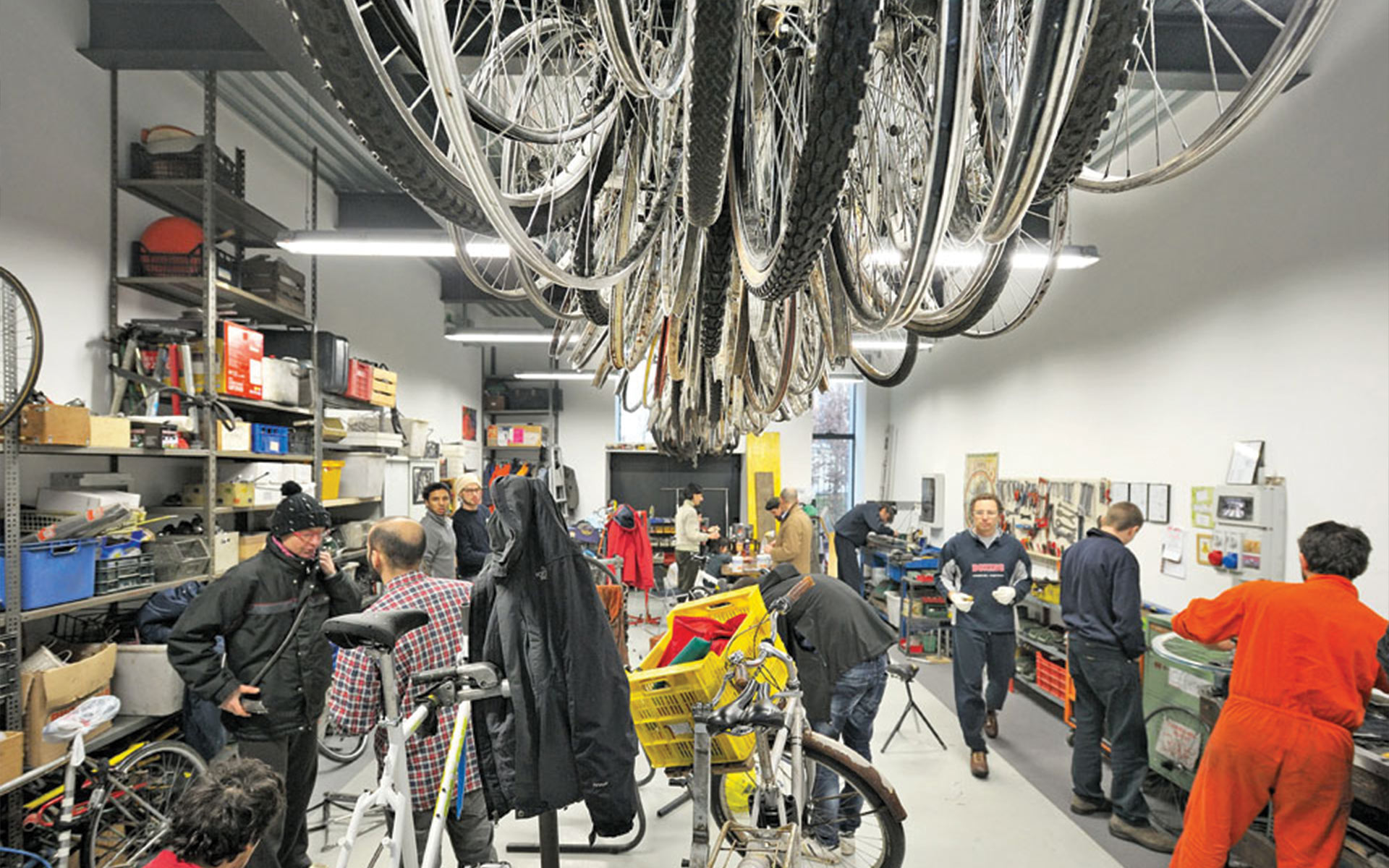 Laboratorio ciclofficina al piano terra, foto  courtesy Paolo Rosselli, 2012
